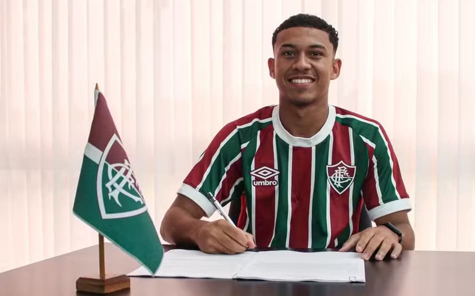 Gabriel Renan renova contrato com o Fluminense (Foto: Divulgação)