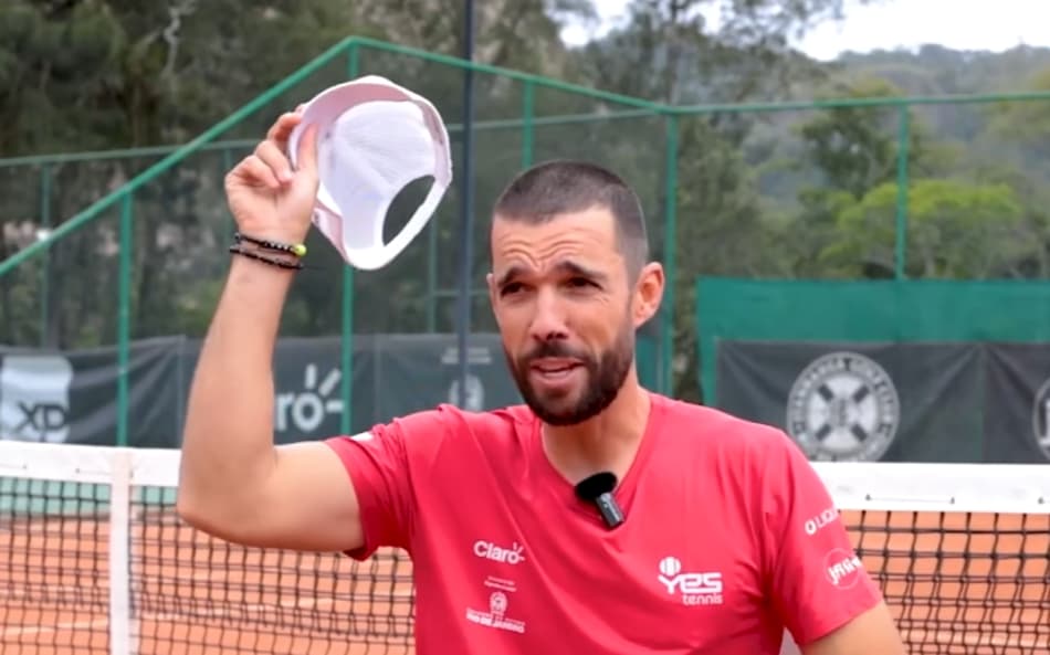 Guilherme Teixeira, técnico de João Fonseca, cumpre a promessa de cortar o cabelo (Foto: Gabriel Gaudencio)