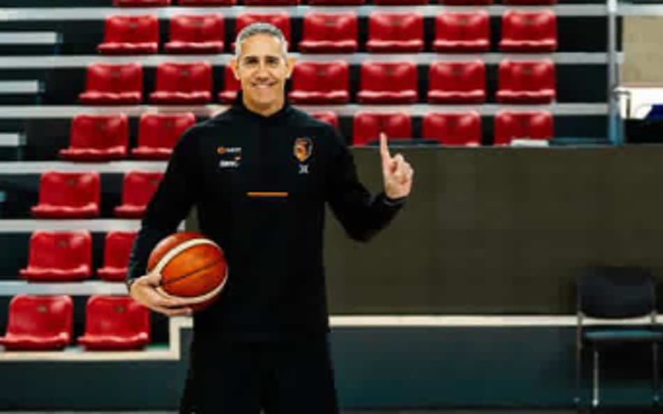 Ex-Flamengo e ex-seleção feminina, José Neto é o técnico do Apes, na Mongólia (Reprodução)