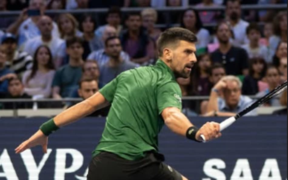 O sérvio Novak Djokovic na vitória na estreia no ATP 250 de Atenas, na Grécia (Divulgação)