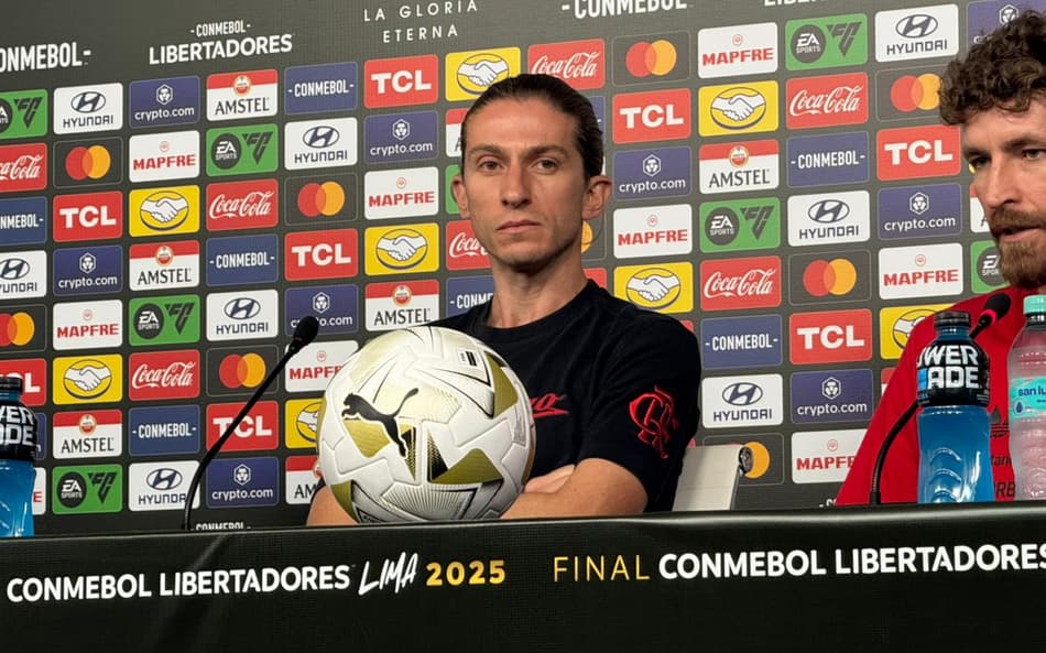 Filipe Luís em coletiva pelo Flamengo antes da final da Libertadores (Foto: Lucas Bayer/ Lance!)