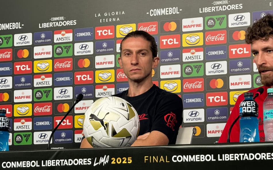 Filipe Luís em coletiva pelo Flamengo antes da final da Libertadores (Foto: Lucas Bayer/ Lance!)