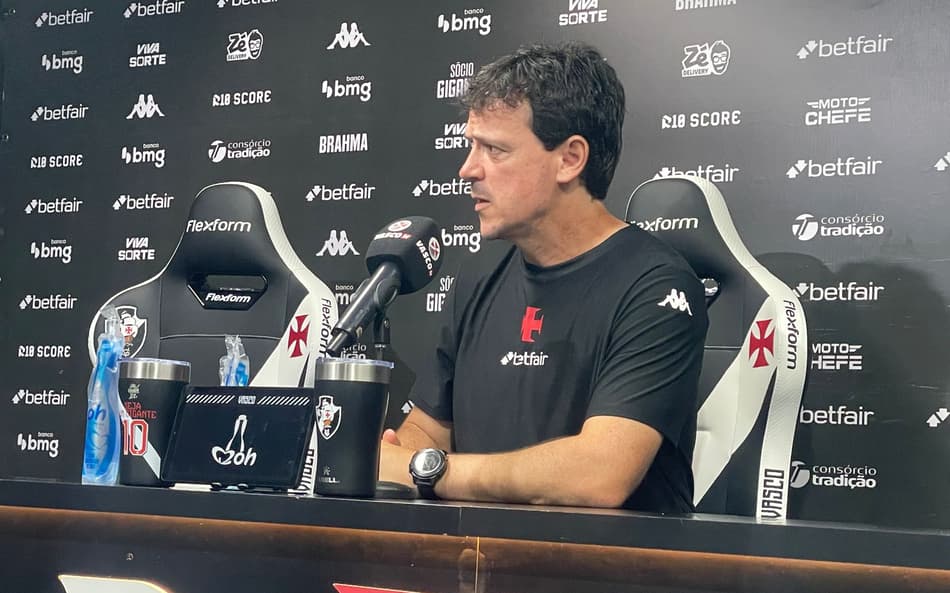 Diniz em coletiva após Vasco x Internacional (Foto: Pedro Cobalea/ Lance!)