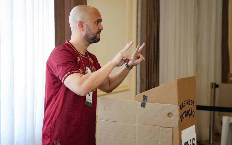 Mattheus Montenegro votou no início da manhã na sede do Fluminense (Foto: Divulgação)