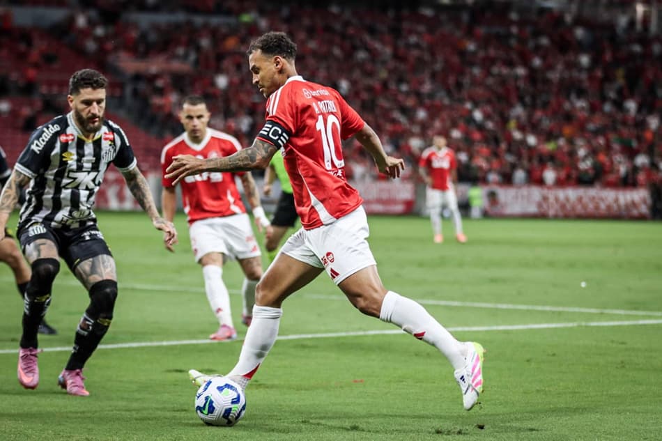 Alan Patrick, do Internacional, em ação no jogo contra o Santos no Beira-Rio, pelo Brasileirão