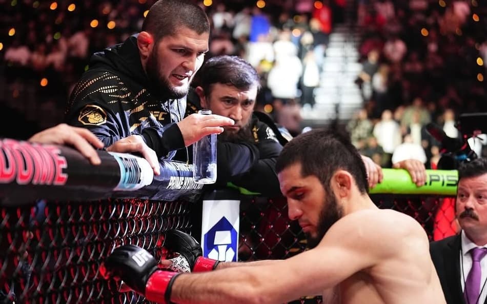Khabib Nurmagomedov no corner de Islam Makhachev no UFC (Foto: Reprodução/Instagram: @islam_makhachev)
