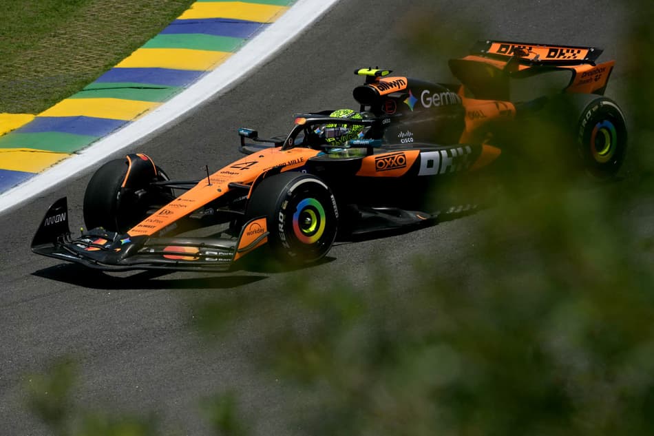 Lando Norris no treino livre do GP do Brasil na F1 2025 (Foto: Nelson ALMEIDA / AFP)