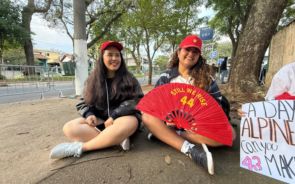Luiza (dir.) acompanhada da amiga Larissa, na fila do autódromo de Interlagos