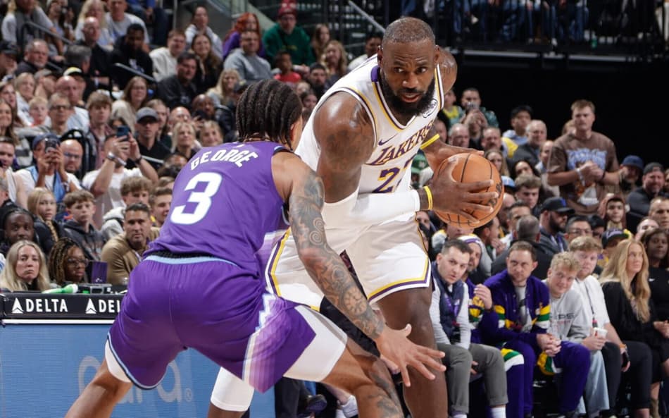 LeBron James em jogo entre Los Angeles Lakers e Utah Jazz na NBA (Foto: Melissa Majchrzak/NBAE via Getty Images/AFP)