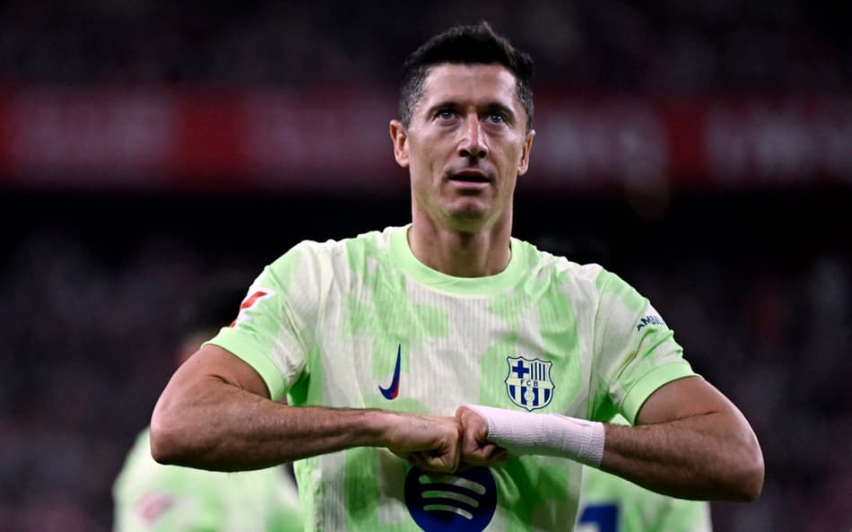 Robert Lewandowski comemora gol pelo Barcelona em La Liga (Foto: Ander Gillenea/AFP)