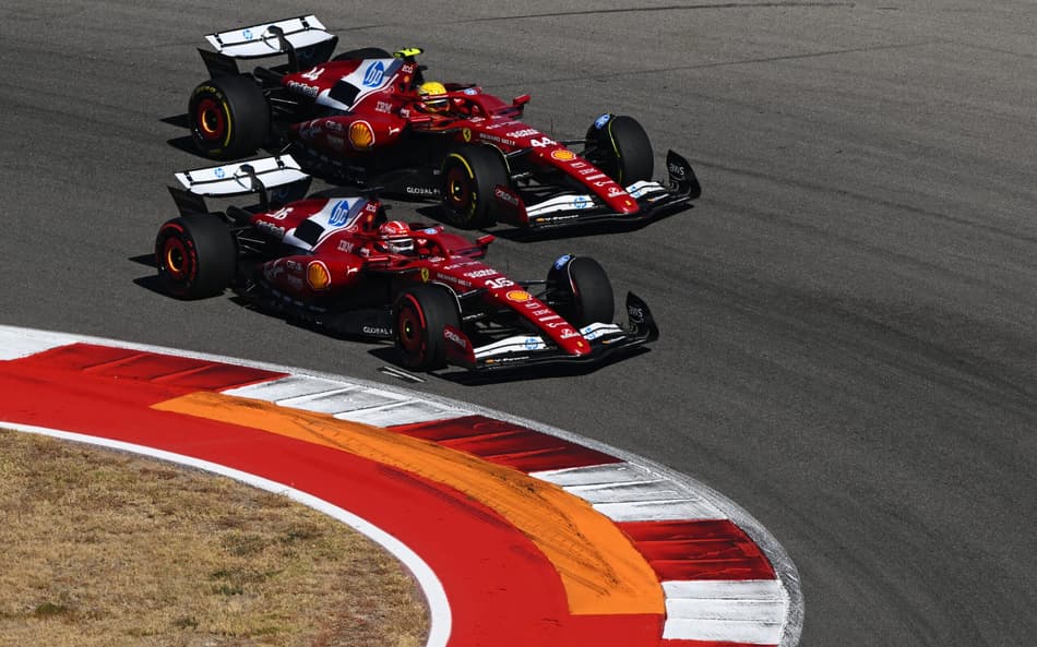 Lewis Hamilton e Charles Leclerc, da Ferrari, no GP dos Estados Unidos pela F1 2025 (Foto: Clive Mason/Getty Images/AFP)