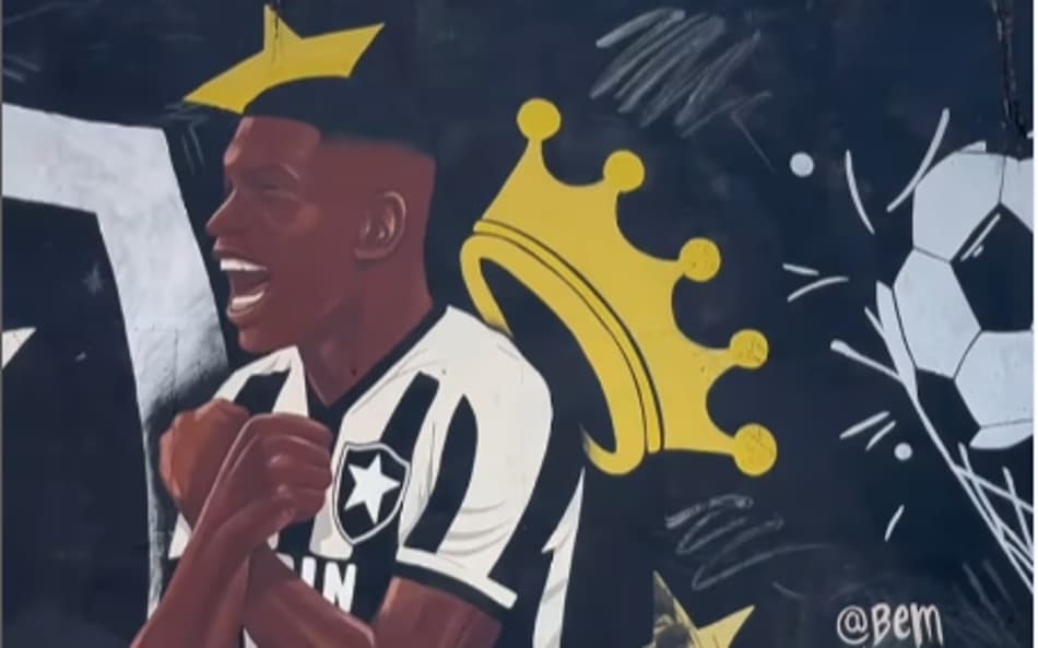 Pintura feira por uma torcedora do Botafogo nos arredores do Nilton Santos em homenagem a Luiz Henrique