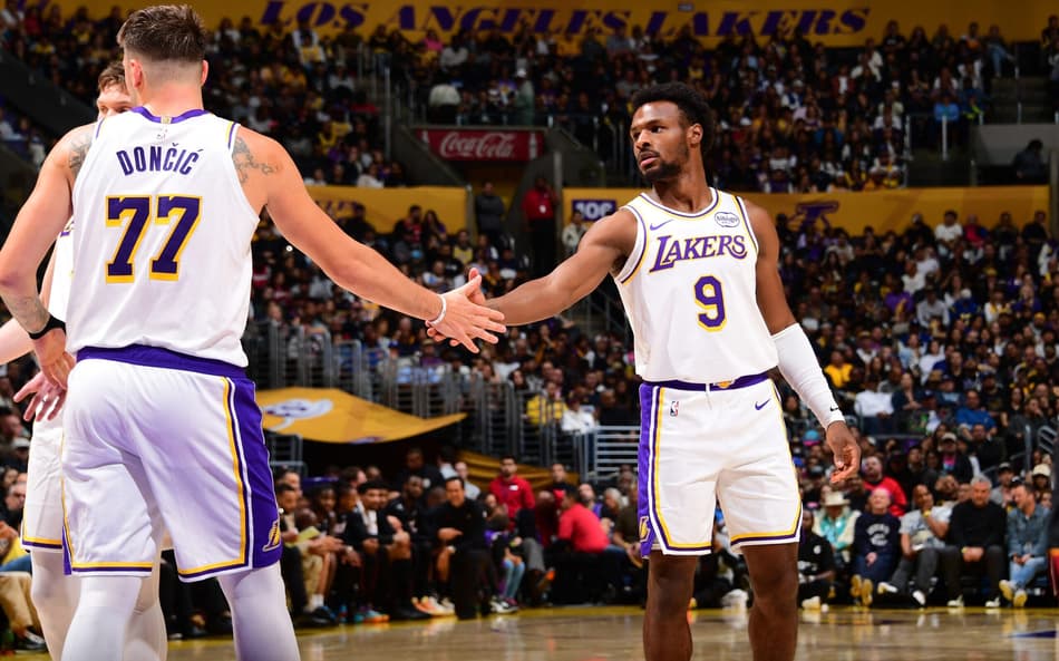 Luka Doncic e Bronny James em jogo entre Lakers e Heat na NBA (Foto: Adam Pantozzi/NBAE via Getty Images/AFP)