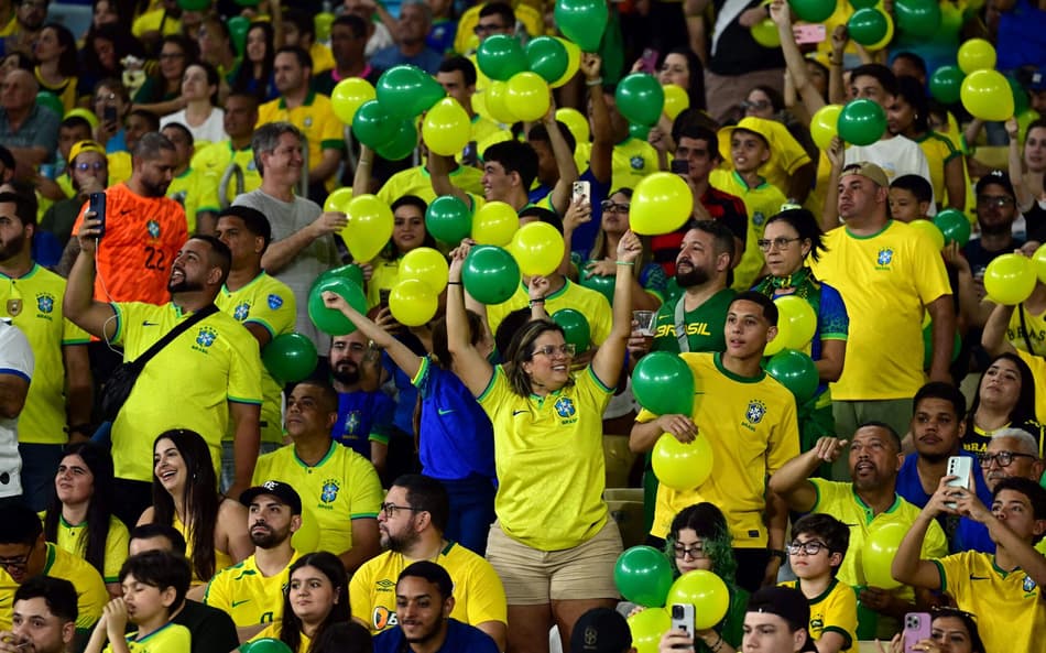 Torcida faz a festa no Maracanã no jogo entre Brasil e Chile
