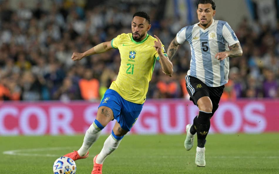 Matheus Cunha em ação no jogo do Brasil contra a Argentina no Monumental pelas Eliminatórias da Copa