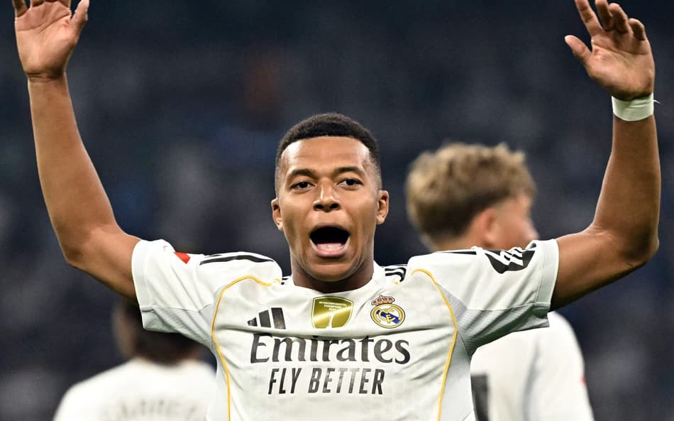 Mbappé comemora seu gol no jogo do Real Madrid contra o Osasuna