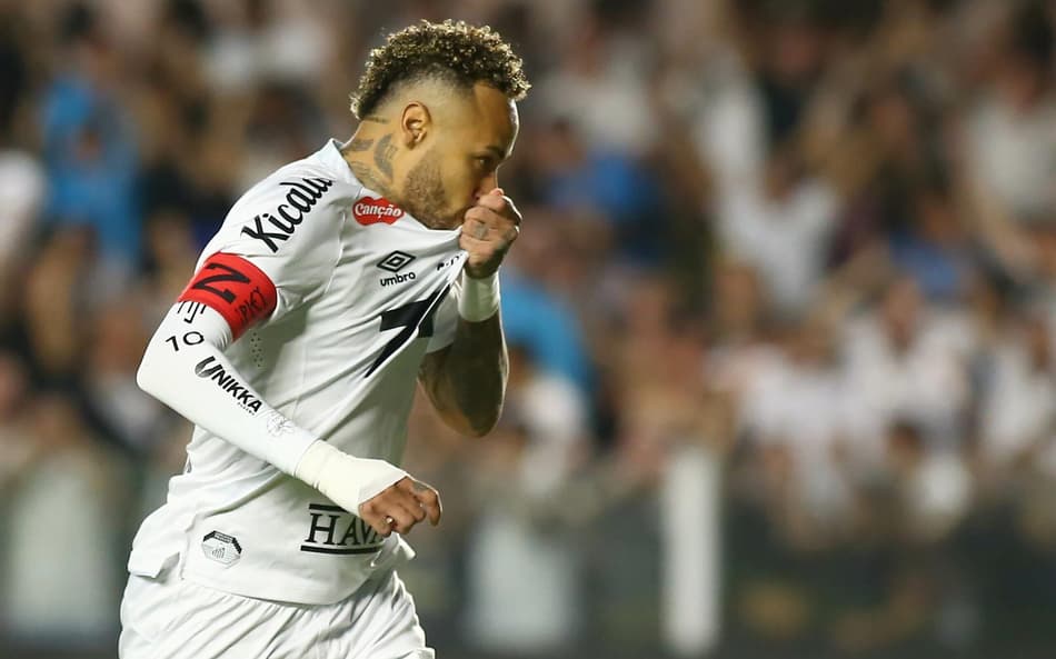 Neymar beija o escudo após fazer gol do Santos contra o Mirassol (Foto: Mauricio De Souza/AGIF / Gazeta Press)