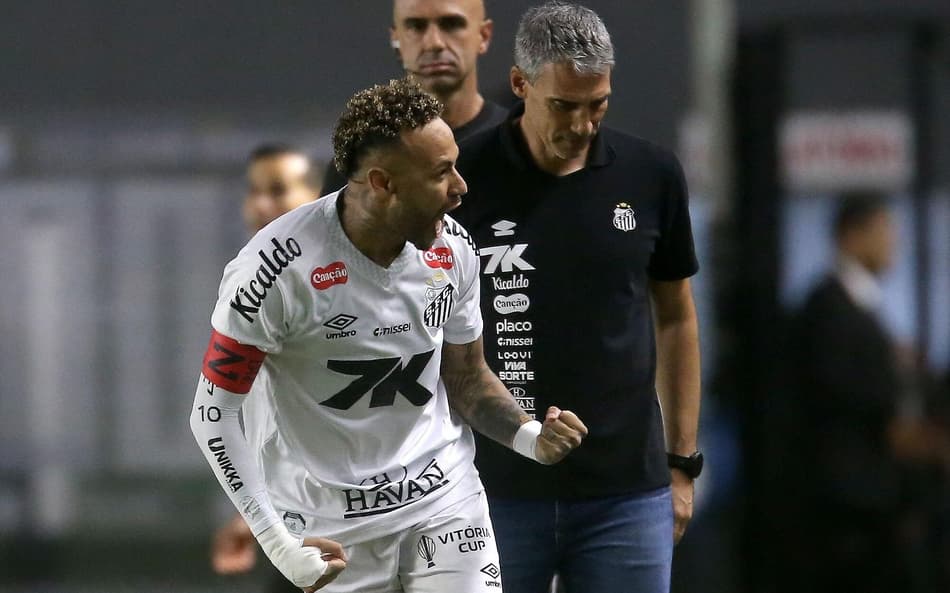 Matemático detalha briga e chances de rebaixamento no Brasileirão