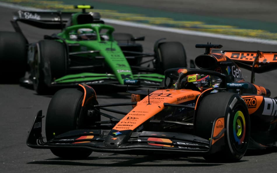Gabriel Bortoleto e Oscar Piastri no treino livre do GP do Brasil na F1 2025 (Foto: Nelson ALMEIDA / AFP)