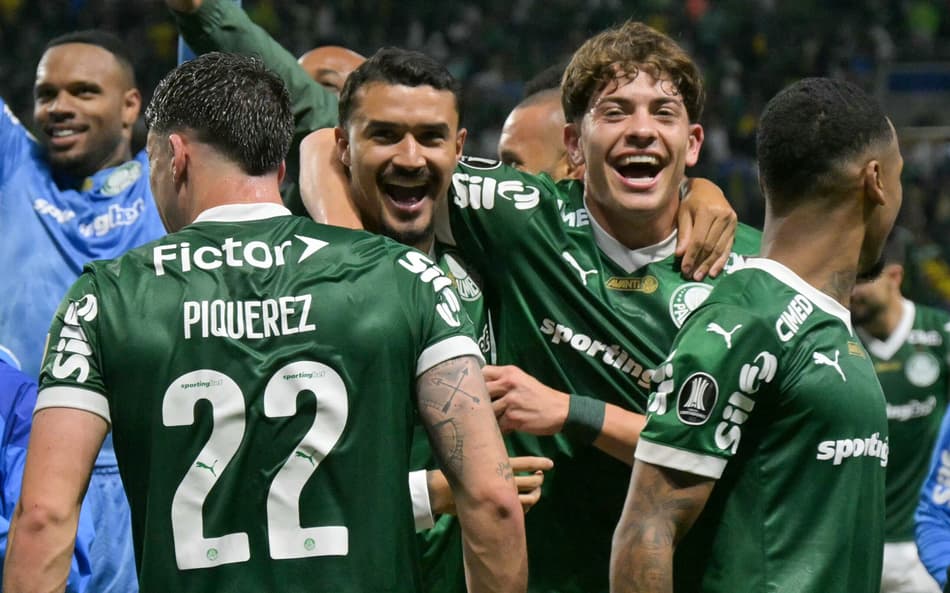 Jogadores do Palmeiras comemoram a vitória sobre a LDU que garantiu a vaga na final da Libertadores (Foto: NELSON ALMEIDA / AFP)