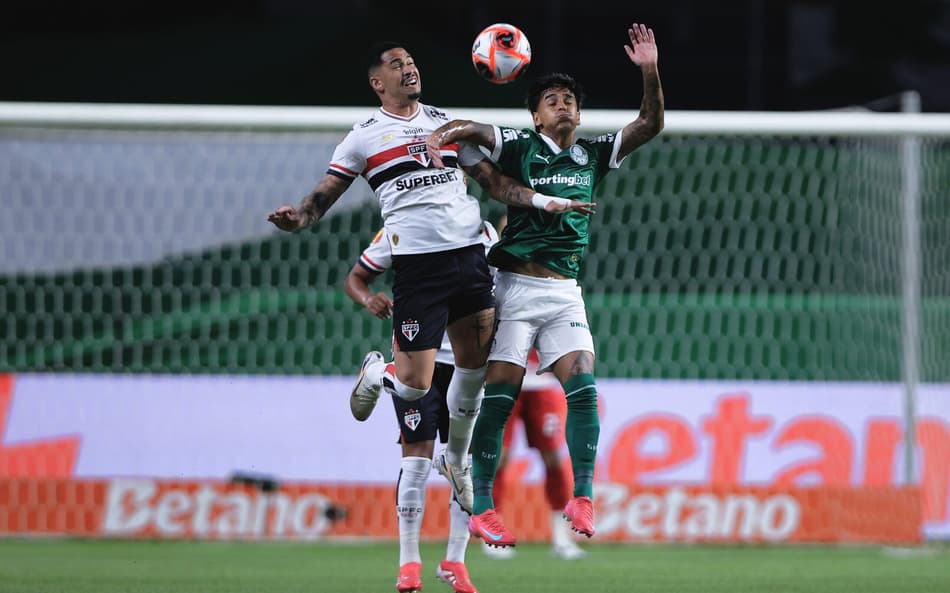 Facundo Torres, do Palmeiras, disputa lance com Luciano, do São Paulo, na semifinal do Paulistão 2025
