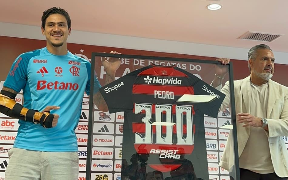 Pedro, atacante do Flamengo, recebe homenagem no Ninho do Urubu (Foto: Lucas Bayer/Lance!)