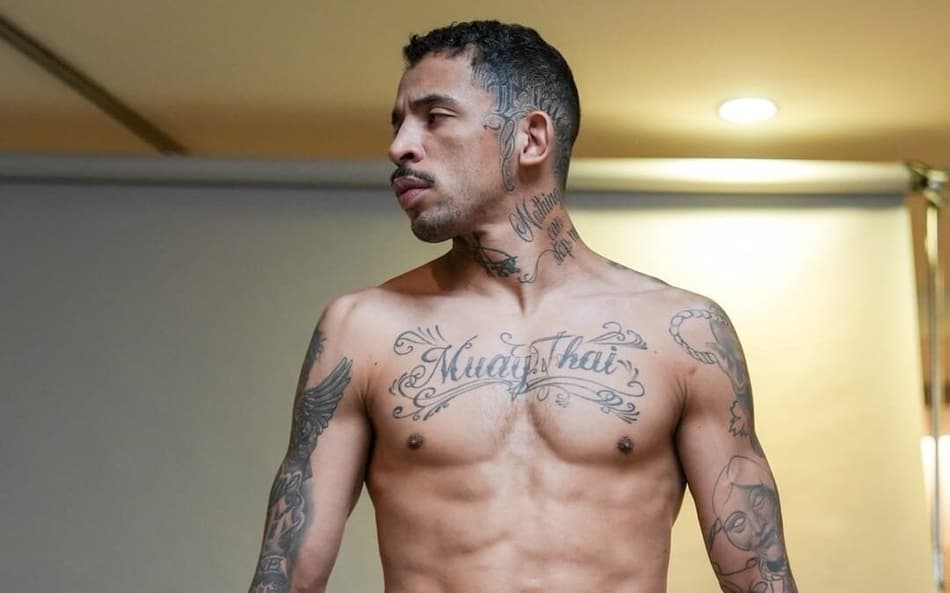 Carlos Prates no media day do UFC 322 (Foto: Reprodução/X/UFC)