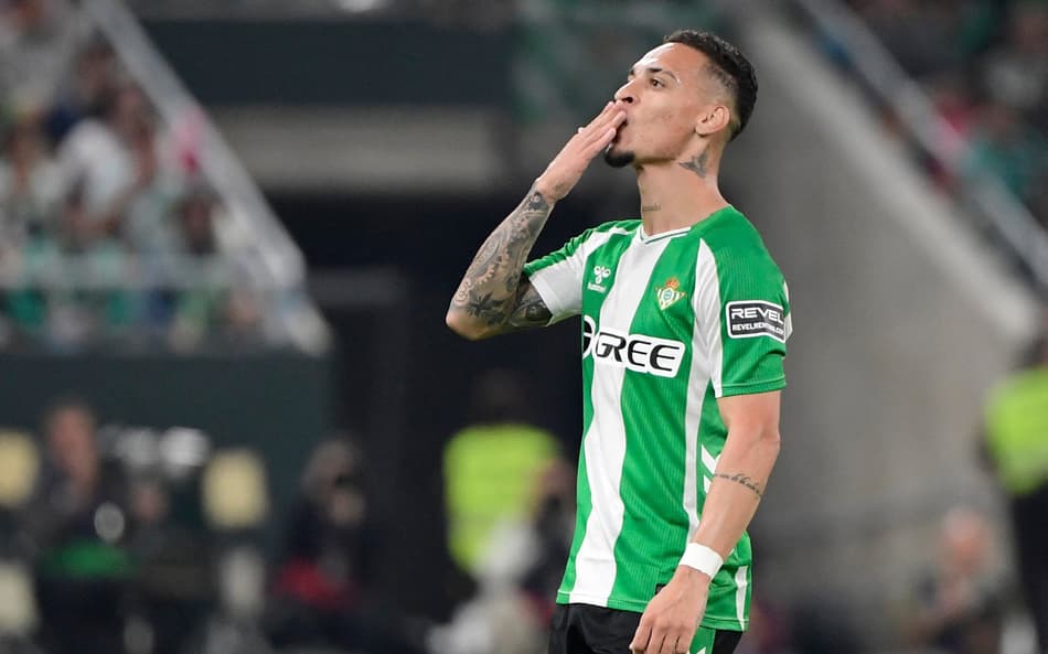 Antony comemora gol pelo Real Betis (Foto: CRISTINA QUICLER / AFP)