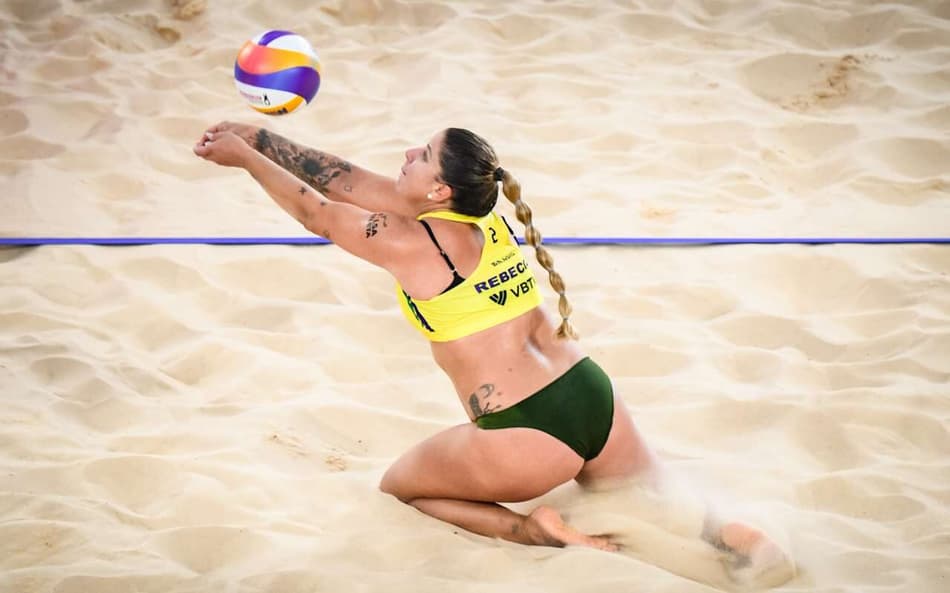 Rebecca em ação na estreia do Mundial de Vôlei de Praia (Foto: Volleyball World)