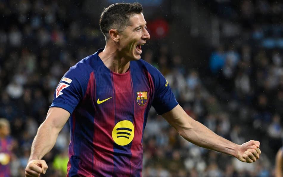 Por La Liga, Robert Lewandowski marcou três vezes na vitória do Barcelona sobre o Celta de Vigo, por 4 a 2 (Foto: Miguel RIOPA / AFP)