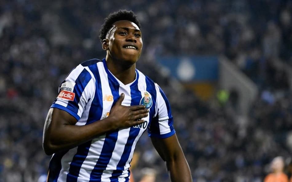 Alvo do Newcastle, Samu comemora gol pelo Porto (Foto: Miguel Riopa / AFP)