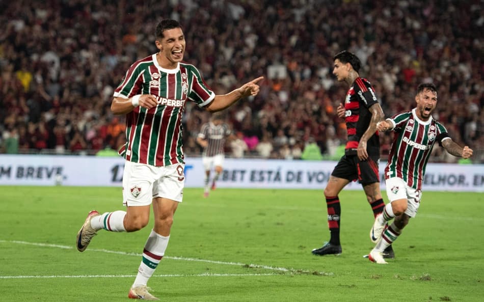 Serna comemora seu gol no jogo do Fluminense contra o Flamengo no Maracanã