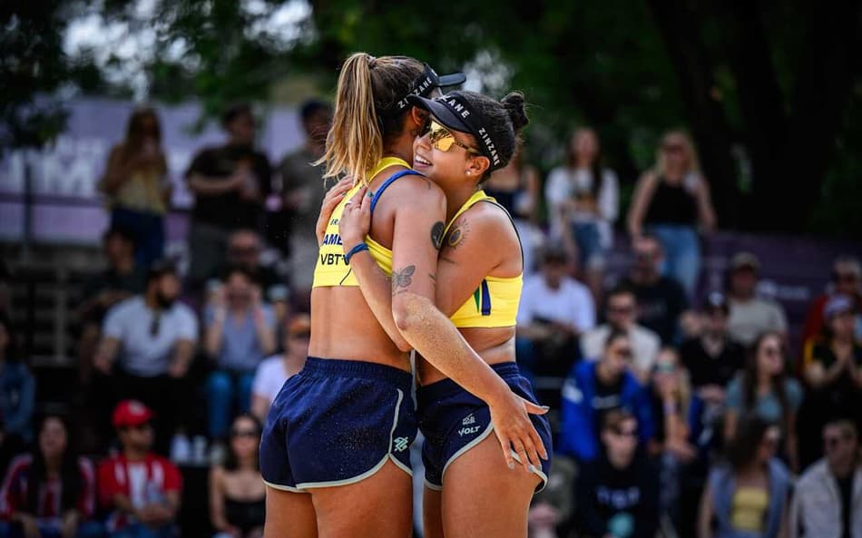 Thâmela e Vic estão na semifinal do Mundial de Vôlei de Praia (Foto: Volleyball World)