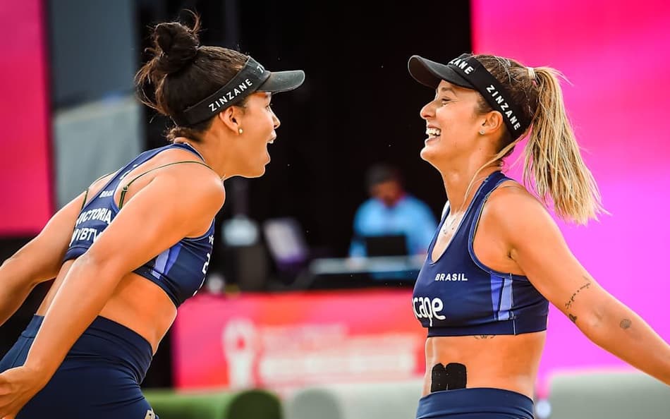 Dupla brasileira Thâmela e Victoria no Mundial de Vôlei de Praia (Foto: Divulgação / Volleyball World)