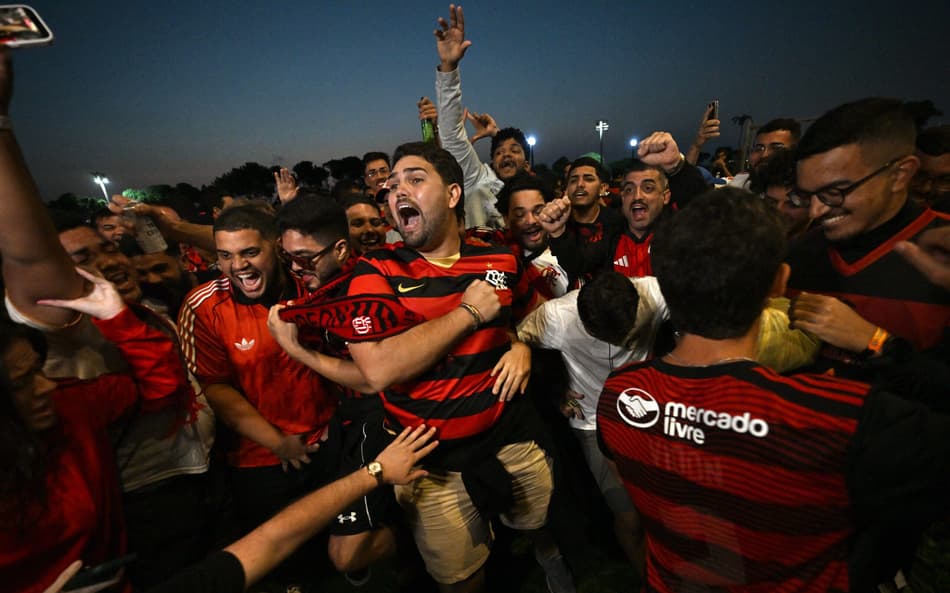 Jogadores da Premier League demonstram apoio ao Flamengo na final da Libertadores