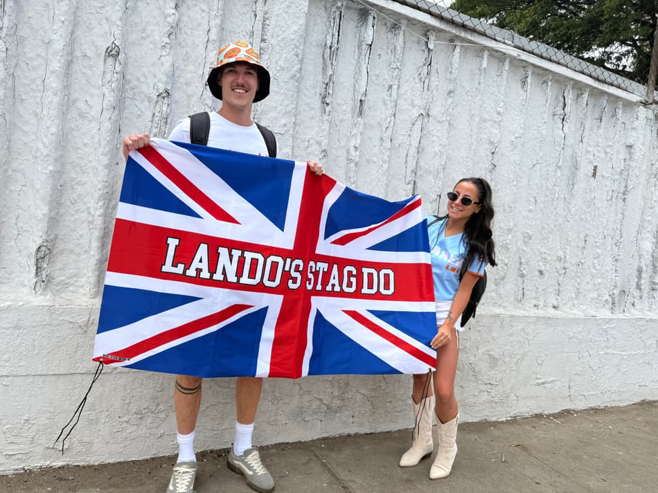 Torcida para o líder da F1, Lando Norris, marca presença no GP de São Paulo (Foto: Beatriz Pinheiro/Lance!)