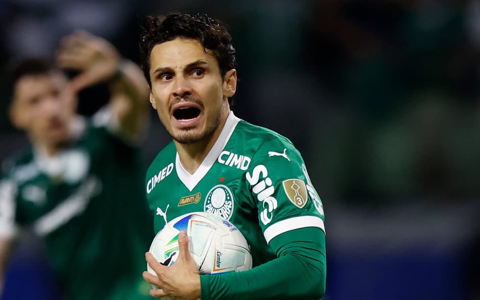 Raphael Veiga comemora seu gol em Palmeiras x LDU pela semifinal da Libertadores