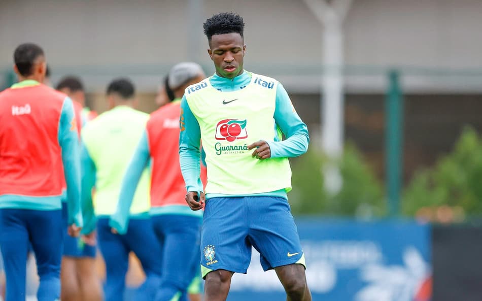 Vini Jr, atacante da Seleção Brasileira, durante treino em Londres