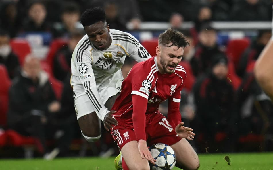 Vini Jr disputa bola com Conor Bradley em Liverpool x Real Madrid (Foto: Paul Ellis / AFP)