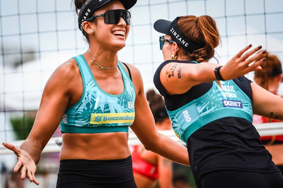 Vitória e Hegeile (Foto: Volleyball World)