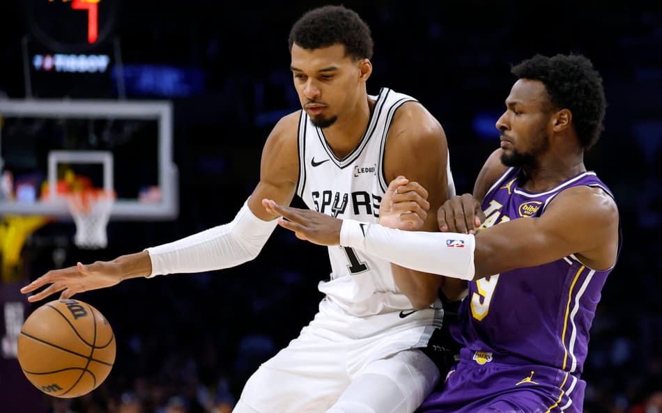 Victor Wembanyama e Broony James em jogo entre Los Angeles Lakers e San Antonio Spurs na NBA (Foto: Harry How/Getty Images/AFP)