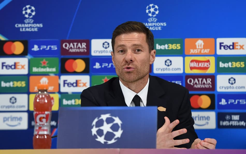 Xabi Alonso em coletiva de imprensa antes de Liverpool x Real Madrid pela Champions League (Foto: PETER POWELL / AFP)
