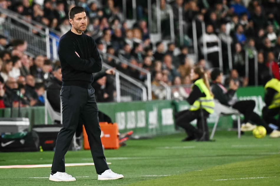 Xabi Alonso em ação durante o confronto de Real Madrid contra o Elche, em La Liga (Foto: Jose Jordan/AFP)