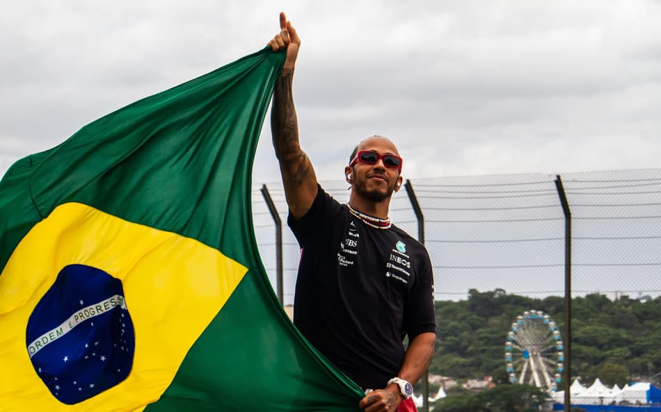 SAO PAULO, SP, 05.11.2023- CORRIDA FORMULA 1: Lewis Hamilton da Mercedes durante desfile dos pilotos para a corrida do Grande Premio Rolex de Sao Paulo de F1 na tarde deste domingo (05), no Autodromo de Interlagos. (Foto: Vinicius Nunes/Agencia F8/Gazeta Press)