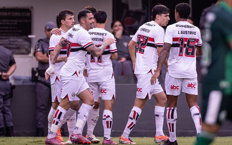 Elenco do São Paulo celebra gol na vitória diante do Juventude, na Vila Belmiro. (Foto: Victor Froes/Agência F8/Gazeta Press)