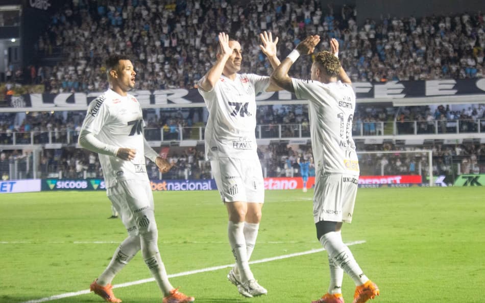 Neymar comemora gol pelo Santos ao lado dos companheiros de equipe. (Foto: Rodrigo Jesus/Agência F8/Gazeta Press)