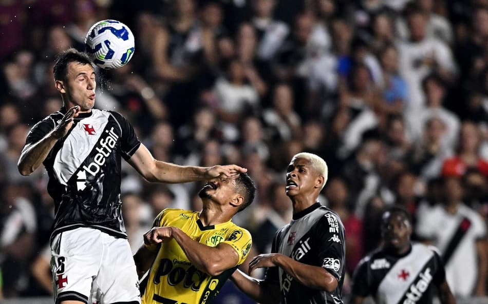 Lucas Piton, do Vasco, em ação contra o Mirassol (Foto: André Fabiano/Código 19/Gazeta Press)
