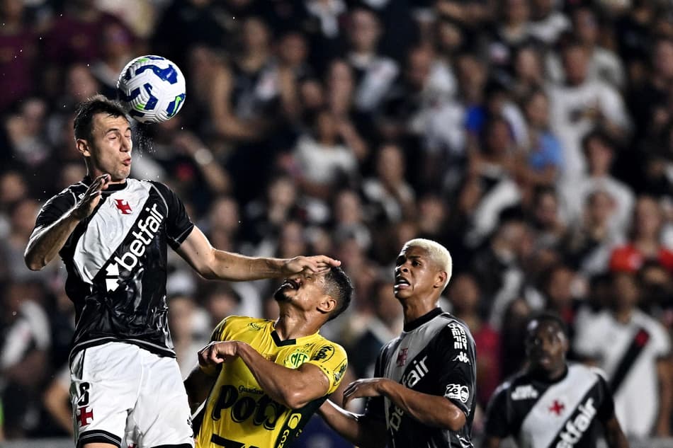 Lucas Piton, do Vasco, em ação contra o Mirassol (Foto: André Fabiano/Código 19/Gazeta Press)