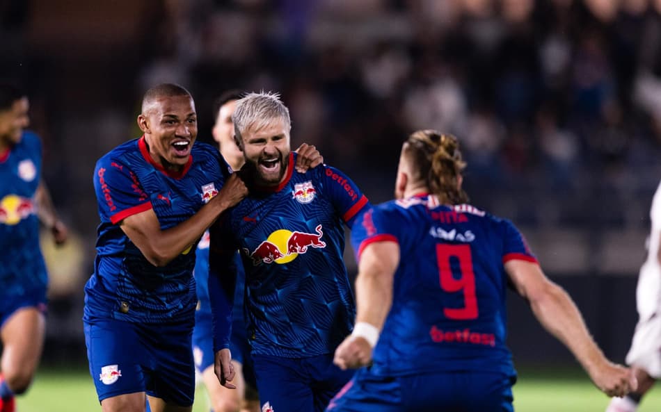 Eduardo Sasha comemora gol do Bragantino contra o Vitória (Foto: Wanderson Oliveira/PxImages/GazetaPress)
