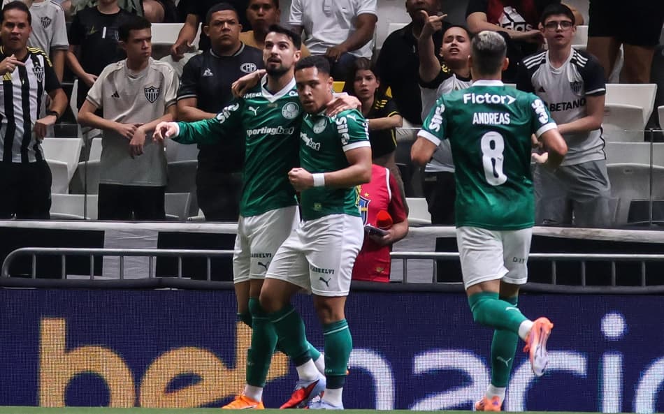 Jogadores do Palmeiras comemoram gol marcado